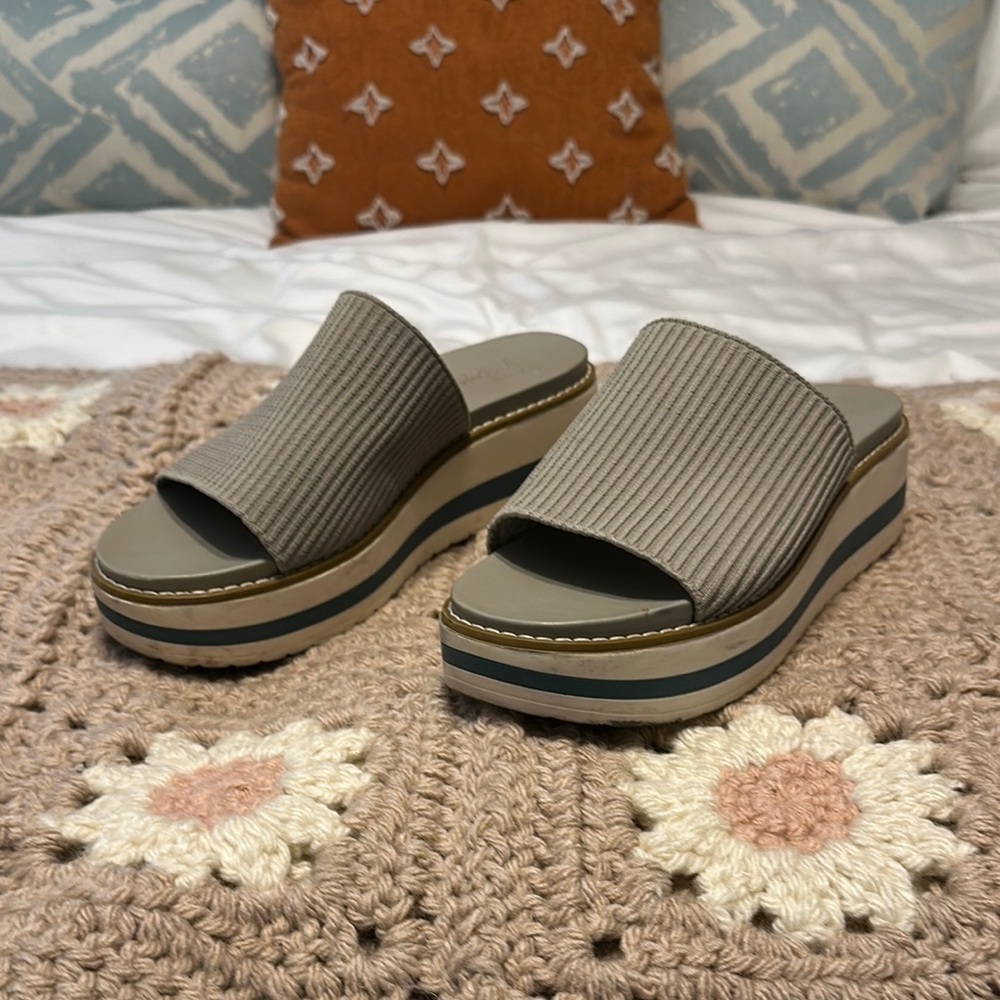 Crown Vintage Gray Platform Slides